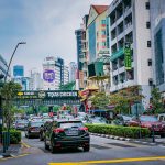 那個夏天他問我喜不喜歡做實驗,二十多年後,一座國家回答了他 Vibrant city street scene in Kuala Lumpur featuring traffic and diverse architecture.