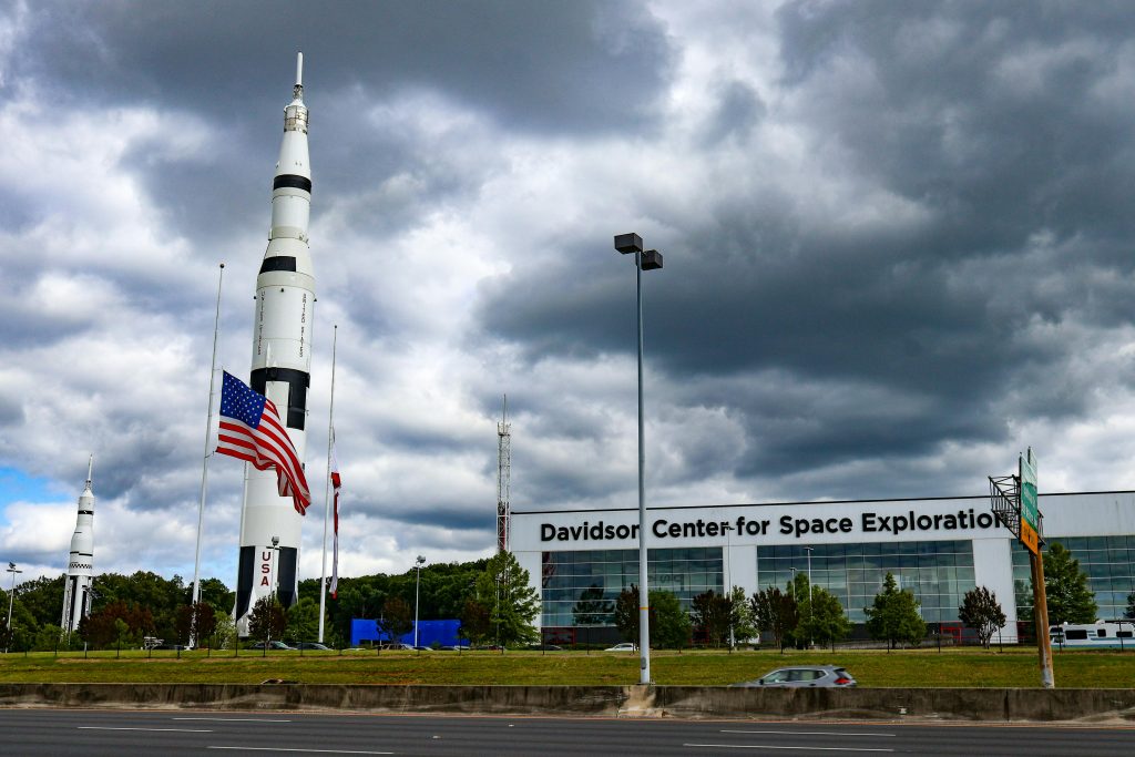 在中山南路上,跑過孩子們的明天 The Saturn V rocket at Davidson Center for Space Exploration, Huntsville, AL.