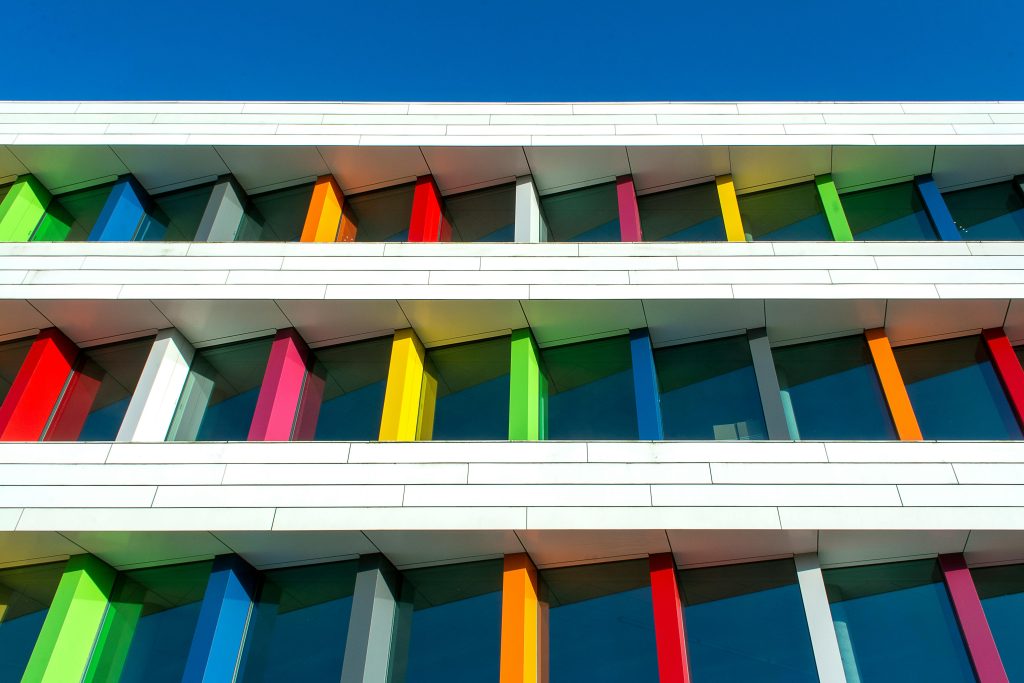 在中山南路上,跑過孩子們的明天 Vibrant facade of a building in Zoetermeer with colorful panels on a sunny day.